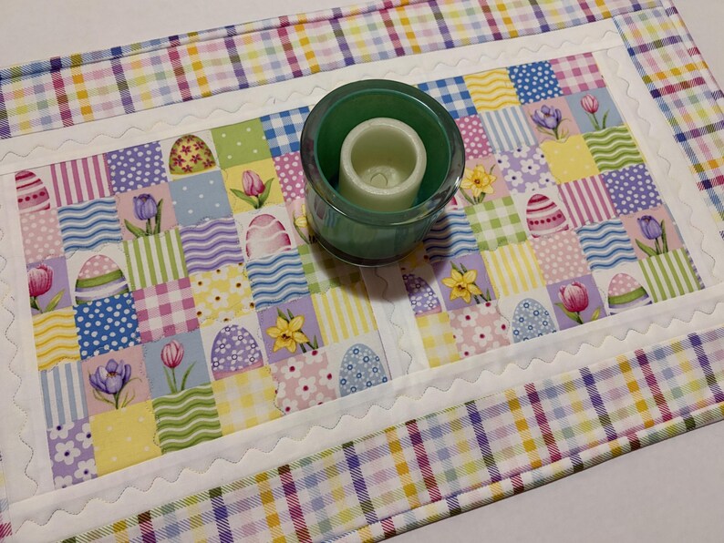 Patchwork Easter Table Runner, Spring Floral Eggs Tulips Daffodils, 14 1/4" x 24" imagem 8