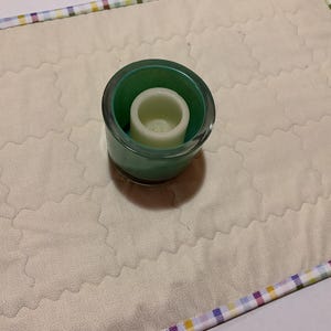 Pode incluir: Uma placa de madeira artesanal com o texto "Welcome to our home" em estilo manuscrito. A placa &eacute; pintada de branco com letras pretas e um acabamento envelhecido, perfeita para uso interno ou externo.