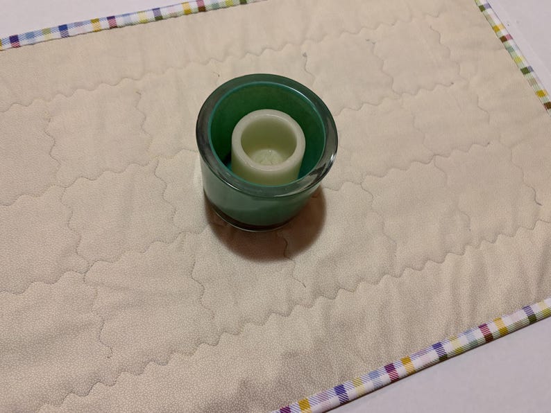 Pode incluir: Uma placa de madeira artesanal com o texto "Welcome to our home" em estilo manuscrito. A placa &eacute; pintada de branco com letras pretas e um acabamento envelhecido, perfeita para uso interno ou externo.