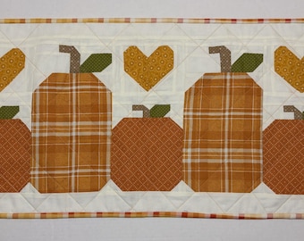 Quilted Pumpkin Table Runner, Autumn Hearts, Halloween Decor (15" x 32")
