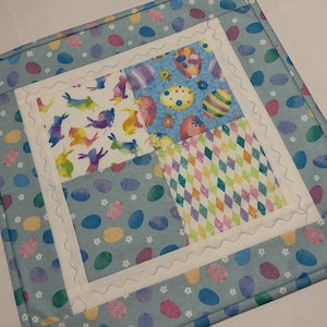 K&ouml;nnte beinhalten: Handgemachtes Holzschild mit dem Text "Willkommen" in handschriftlichem Stil. Das Schild ist wei&szlig; lackiert mit einem Used-Look, und ein kleines gr&uuml;nes Blatt ist oben befestigt. Das Schild ist etwa 30 cm breit.