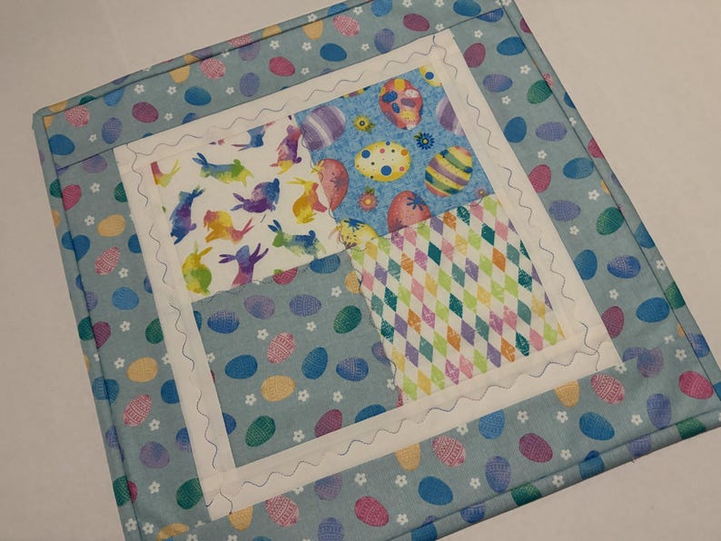 K&ouml;nnte beinhalten: Handgemachtes Holzschild mit dem Text "Willkommen" in handschriftlichem Stil. Das Schild ist wei&szlig; lackiert mit einem Used-Look, und ein kleines gr&uuml;nes Blatt ist oben befestigt. Das Schild ist etwa 30 cm breit.