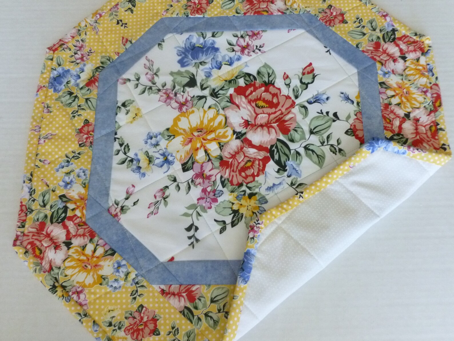 Spring Blossom Field Quilted Table Topper NCU0NTD443