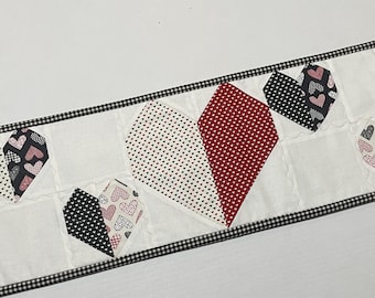 Valentine Hearts Quilted Table Runner, Long Valentines Day Table Runner, Modern Valentine Decor, Winter Christmas Quilted Table Runner