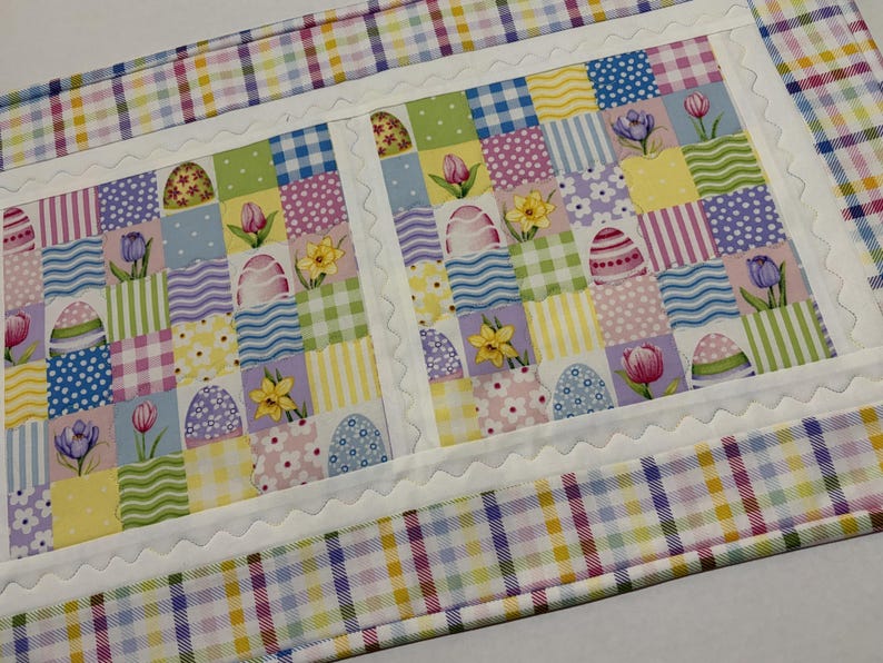 Patchwork Easter Table Runner, Spring Floral Eggs Tulips Daffodils, 14 1/4" x 24" imagem 1