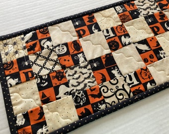 Halloween Quilted Table Runner, Quilted Table Topper, Halloween Decor, Halloween Table Quilt, Coffee Table Runner, Winter Christmas Runner