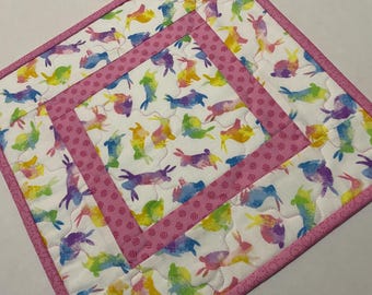 Dessus de table matelassé lapin de Pâques : décoration printanière arc-en-ciel (carré (13 1/4 po.)