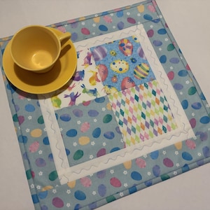 K&ouml;nnte beinhalten: Rustikales Holzschild mit dem wei&szlig;en Schriftzug "Welcome to our home". Das Schild hat eine Used-Optik und ein schlichtes, einladendes Design, perfekt f&uuml;r Veranda oder Eingangsbereich.