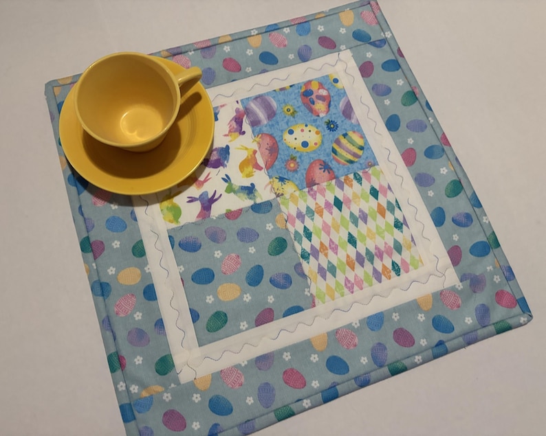 K&ouml;nnte beinhalten: Rustikales Holzschild mit dem wei&szlig;en Schriftzug "Welcome to our home". Das Schild hat eine Used-Optik und ein schlichtes, einladendes Design, perfekt f&uuml;r Veranda oder Eingangsbereich.