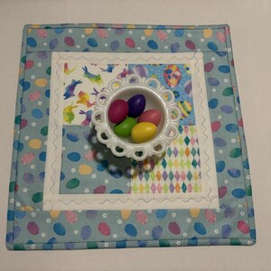 Patchwork Easter Table Runner, Pastel Bunnies Eggs Spring Decor, Quilted Topper 15.5" Square Bild 7