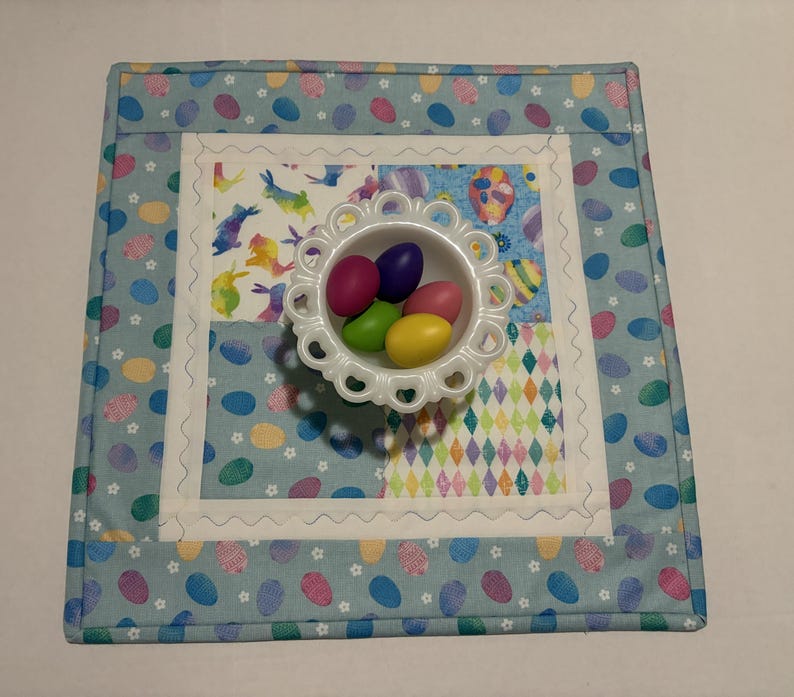 Patchwork Easter Table Runner, Pastel Bunnies Eggs Spring Decor, Quilted Topper 15.5" Square Bild 7