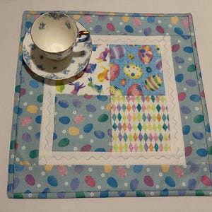 K&ouml;nnte beinhalten: Rustikales Holzschild mit dem Text "Welcome to our home" in handschriftlichem Stil. Das Schild hat eine Used-Optik und ein schlichtes, einladendes Design, ideal f&uuml;r die Eingangsbereichsdekoration.