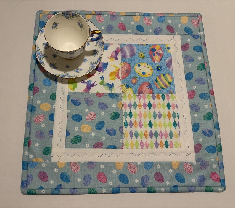 K&ouml;nnte beinhalten: Rustikales Holzschild mit dem Text "Welcome to our home" in handschriftlichem Stil. Das Schild hat eine Used-Optik und ein schlichtes, einladendes Design, ideal f&uuml;r die Eingangsbereichsdekoration.