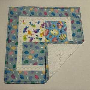 K&ouml;nnte beinhalten: Ein Set aus drei Keramikbechern mit gesprenkelter, matter Oberfl&auml;che. Die Becher sind in Creme-, Hellgrau- und Dunkelgraut&ouml;nen gehalten. Jeder Becher hat ein schlichtes, minimalistisches Design, ideal f&uuml;r Kaffee oder Tee.