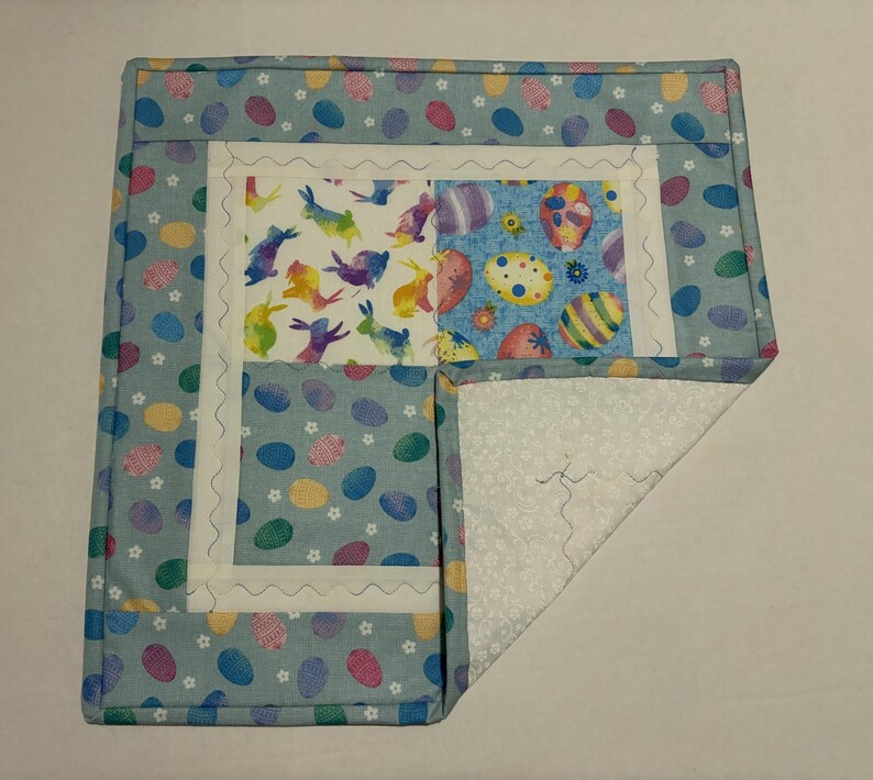 K&ouml;nnte beinhalten: Ein Set aus drei Keramikbechern mit gesprenkelter, matter Oberfl&auml;che. Die Becher sind in Creme-, Hellgrau- und Dunkelgraut&ouml;nen gehalten. Jeder Becher hat ein schlichtes, minimalistisches Design, ideal f&uuml;r Kaffee oder Tee.