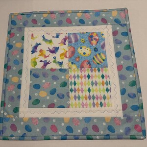 K&ouml;nnte beinhalten: Eine wei&szlig;e Keramik-Tasse mit schwarzem Henkel und dem Text "But first, coffee" in handschriftlichem Stil. Die Tasse steht auf einer wei&szlig;en Oberfl&auml;che. Die Tasse ist wahrscheinlich f&uuml;r Hei&szlig;getr&auml;nke.