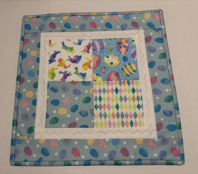 K&ouml;nnte beinhalten: Eine wei&szlig;e Keramik-Tasse mit schwarzem Henkel und dem Text "But first, coffee" in handschriftlichem Stil. Die Tasse steht auf einer wei&szlig;en Oberfl&auml;che. Die Tasse ist wahrscheinlich f&uuml;r Hei&szlig;getr&auml;nke.