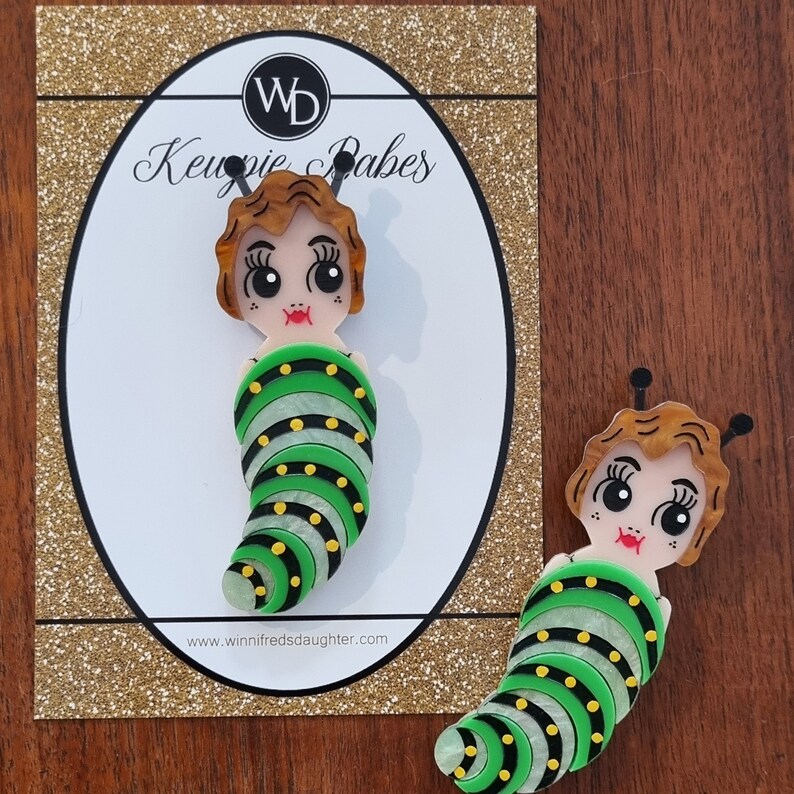 Miss Grapevine Grub Kewpie Babe Swallowtail Edition Draagbare kunstbroche door Winnifreds dochter afbeelding 2