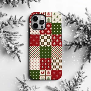 Op de afbeelding: Een smartphonehoesje met een patchwork-ontwerp in rood, groen en crèmekleur. De hoes heeft verschillende patronen, waaronder sneeuwvlokken, kerstbomen en strepen. De hoes heeft een camera-uitsparing en een zwarte rand.