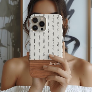 Personalisierte Handyhülle mit Boho-Federn | Individueller Name | Holzoptik | Minimalistisch-preppy | Kompatibel mit iPhone, Samsung Galaxy und Pixel