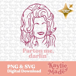Puede incluir: Una descarga digital de un dibujo de línea de Dolly Parton con el texto "Parton me, darlin'" en rosa. El fondo es un patrón blanco con el texto "Kaylie Made" repetido.