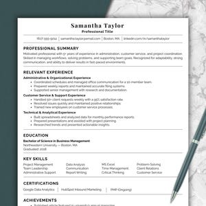 Może przedstawiać: Szablon CV z imieniem "Samantha Taylor" na górze. CV zawiera sekcje dotyczące podsumowania zawodowego, istotnego doświadczenia, wykształcenia, kluczowych umiejętności, certyfikatów i osiągnięć. Pióro spoczywa po prawej stronie CV.