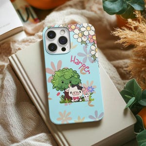 Estuche floral caprichoso para teléfono, diseño de vaca y árbol, regalo perfecto para amantes de la naturaleza, accesorio divertido para niños y adolescentes.