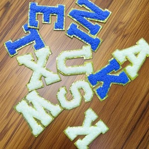 Parche de letras de chenilla esponjosa, autoadhesivo para planchar, letra universitaria de 5,6 cm, ideal para hacer tú mismo, para usar en neceser, bolsa de nailon, con ribete dorado brillante.