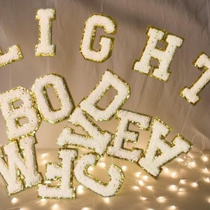 Parche de letras de chenilla esponjosa, autoadhesivo para planchar, letra universitaria de 5,6 cm, ideal para hacer tú mismo, para usar en neceser, bolsa de nailon, con ribete dorado brillante.