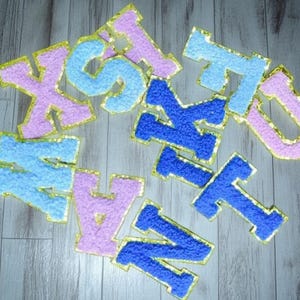 Parche de letras de chenilla esponjosa, autoadhesivo para planchar, letra universitaria de 5,6 cm, ideal para hacer tú mismo, para usar en neceser, bolsa de nailon, con ribete dorado brillante.