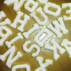 Parche de letras de chenilla esponjosa, autoadhesivo para planchar, letra universitaria de 5,6 cm, ideal para hacer tú mismo, para usar en neceser, bolsa de nailon, con ribete dorado brillante.