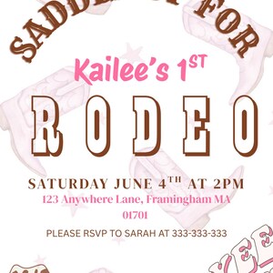 Pode incluir: Convite com tema de rodeio com o texto "Saddle Up For Kailee's 1st Rodeo". O design inclui botas de cowboy e um chapéu de cowboy. O convite também inclui a data, hora e local do evento.