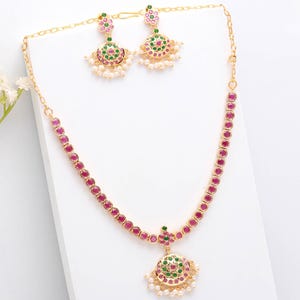 Ensemble de colliers Addigai rubis émeraude : bijoux élégants en plaqué or 22 carats