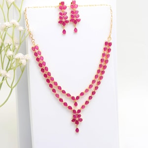 Minimalist Ruby Layered Halskette Set: Handgefertigt, 22K Vergoldet