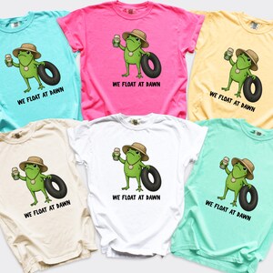 T-shirt River Tubing couleurs confort We Float at Dawn, T-shirt River Floating, Chemises rivière assorties, Chemise grenouille rigolote, T-shirt de camping de groupe