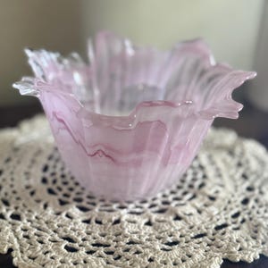 Vintage Murano Glass Bowl – Pink & White Swirl Ruffled Edge – Lavorazione Arte Murano, Made in Italy