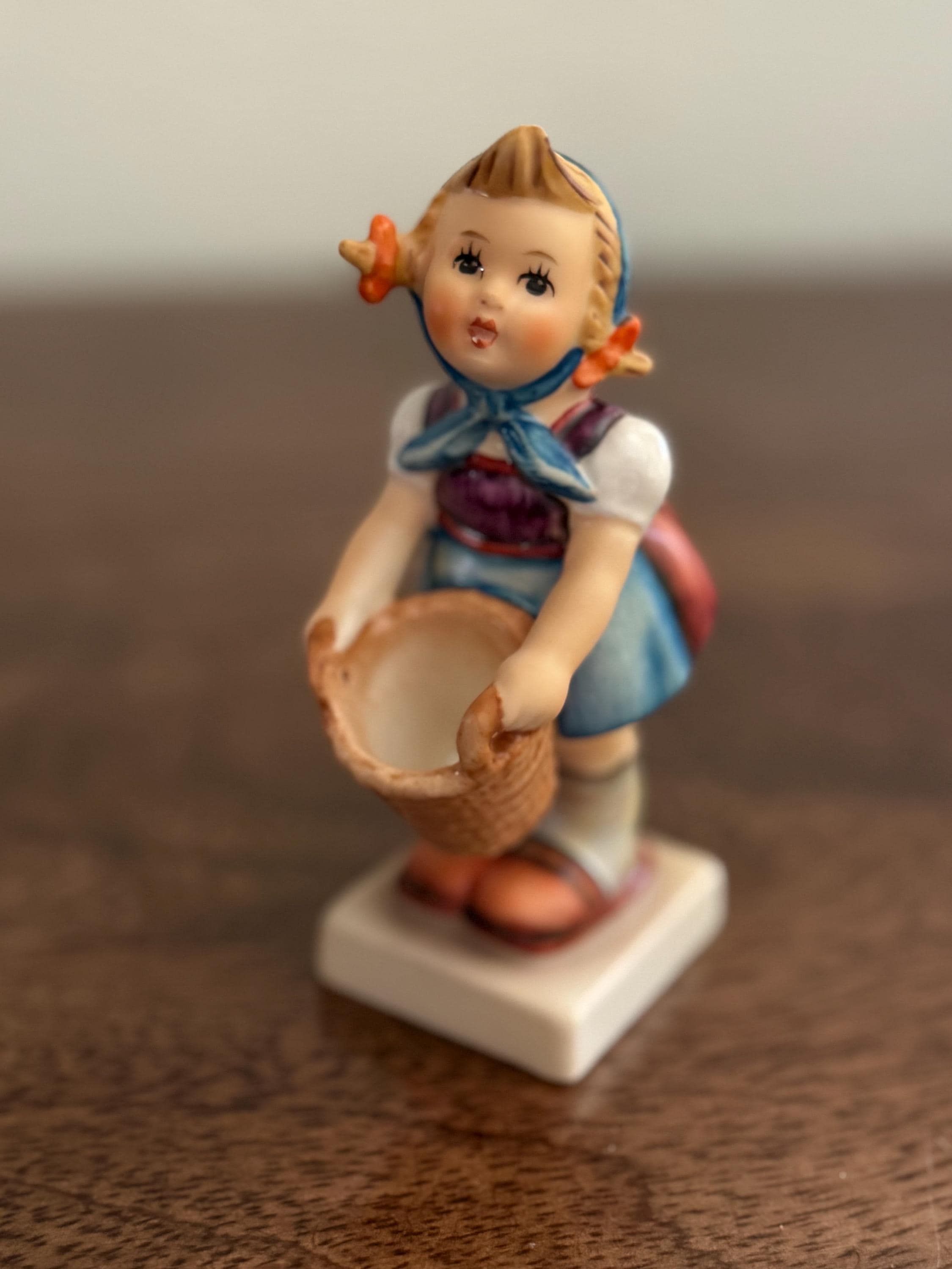 陶器製少年フィギュア バスケット付き　Goebel Vintage Goebel Hummel Figurine – Little Girl With Basket – Approx