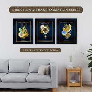 Puede incluir: Colección de 3 obras de arte con ilustraciones de estilo steampunk. Cada impresión enmarcada tiene un fondo azul oscuro con detalles dorados y blancos. Los títulos son "The Compass Seahorse", "The Clockwork Dragonfly" y "The Flight of Time". El texto "DIRECTION & TRANSFORMATION SERIES" está en la parte superior.