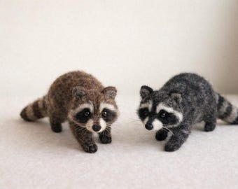 Figura de mapache de fieltro de aguja, decoración artesanal de animales del bosque, mini escultura de mapache, lindo regalo del bosque, adorno de escritorio de 7,6 cm