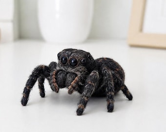ニードルフェルトで作られたハエトリグモ、手作りのウール製クモの置物、ダークゴシック調の動物装飾、リアルなクモのギフト、ハロウィンのデスクアート