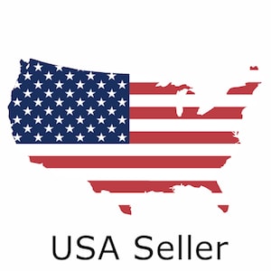 Pu&ograve; includere: Un contorno degli Stati Uniti d'America a forma di mappa, riempito con i colori della bandiera americana. Il testo "USA Seller" &egrave; sotto la mappa.