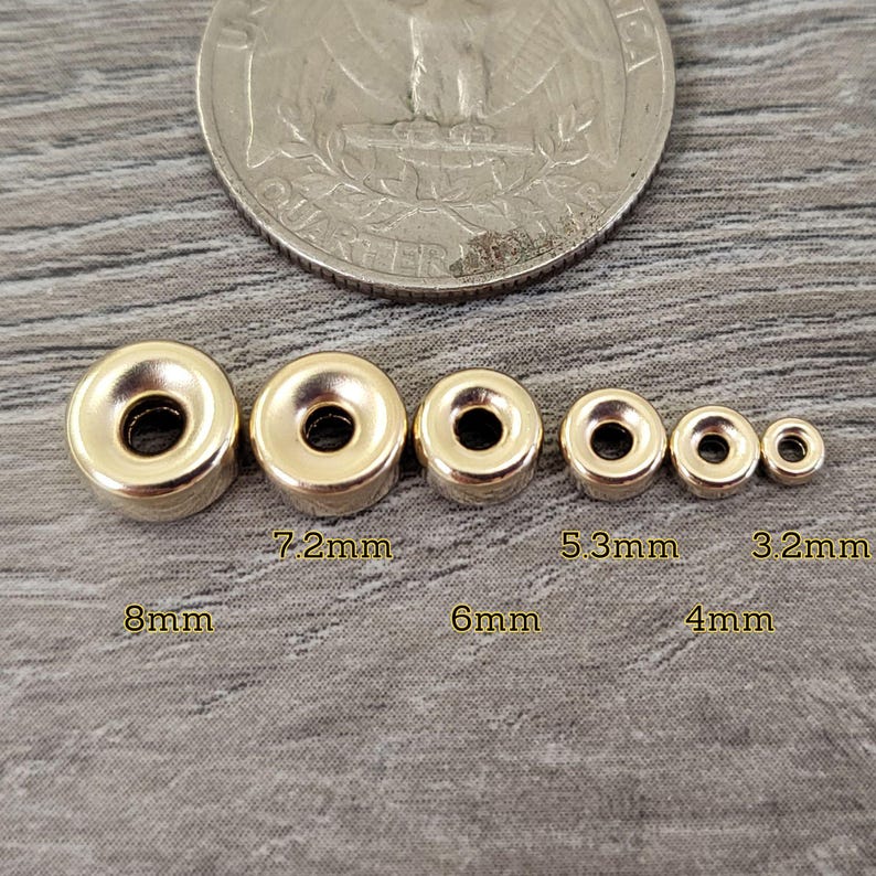 Pu&ograve; includere: Cinque chiusure magnetiche in metallo dorato di diverse dimensioni. Le chiusure sono disposte dalla pi&ugrave; grande alla pi&ugrave; piccola, con la pi&ugrave; grande che misura 8 mm di diametro e la pi&ugrave; piccola 3,2 mm di diametro.