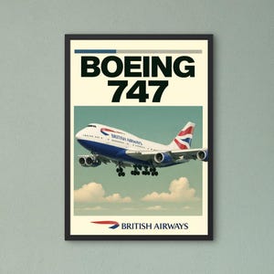 Puede incluir: Un póster enmarcado que muestra un Boeing 747 en vuelo, con el texto "BOEING 747" en letras negras en negrita. Se ve el logotipo de British Airways. El fondo es un cielo azul claro con nubes.