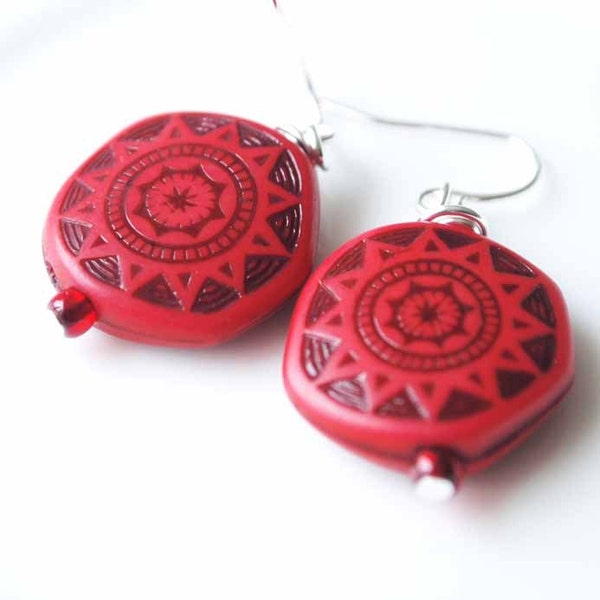 Vintage lucite earring, black and red earrings, etched lucite pattern, tribal sun earrings