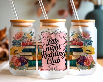 Puede incluir: Tres frascos de vidrio esmerilado con tapas de bambú y pajitas. Cada frasco presenta un diseño floral con libros y el texto "Late night Reading Club" en un frasco. Los frascos están decorados con flores coloridas.