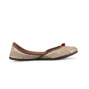 Pode incluir: Sapato raso dourado com bordados intrincados e um pequeno detalhe de pompom vermelho. O sapato tem sola e acabamento marrom. Este cal&ccedil;ado elegante foi projetado para conforto e estilo. Ideal para ocasi&otilde;es especiais ou uso di&aacute;rio.