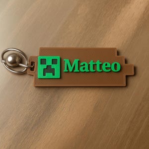 Porte-clé personnalisé style Minecraft – Prénom au choix – Cadeau enfant – Pixel art – 7 cm – Marron et vert – Livraison offerte