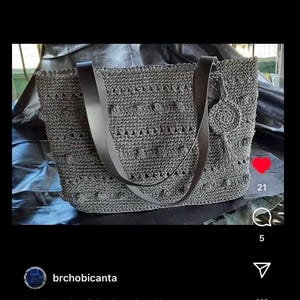 Lavorazione a maglia di sacchetti di carta fatti a mano