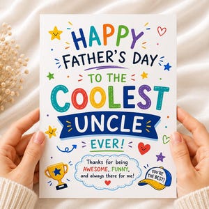 Può includere: Un biglietto d'auguri bianco con testo colorato che recita Happy Father's Day to the Coolest Uncle Ever! Il biglietto presenta illustrazioni di un trofeo giallo, un berretto da baseball blu e giallo, stelle e cuori, con altro testo sotto.