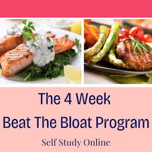 Op de afbeelding: Een afbeelding verdeeld in twee delen met twee borden met eten. Eén bord heeft zalm met een witte saus en spinazie. Het andere bord heeft een biefstuk, asperges en tomaten. De tekst luidt "The 4 Week Beat The Bloat Program Self Study Online."